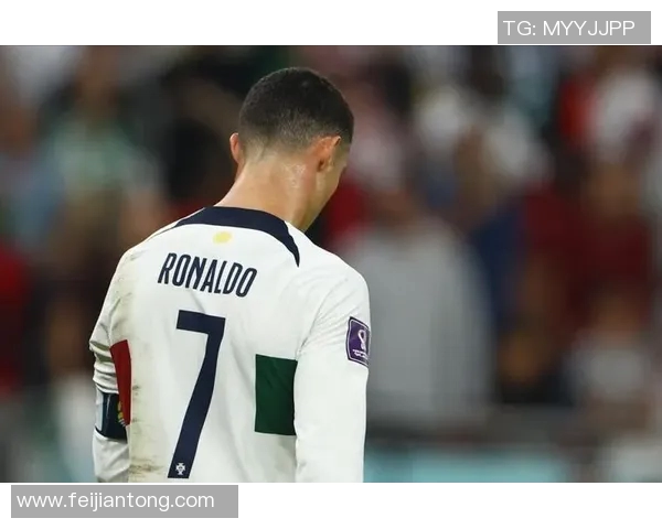 足球明星侧脸照展现运动魅力与个性风采的完美结合